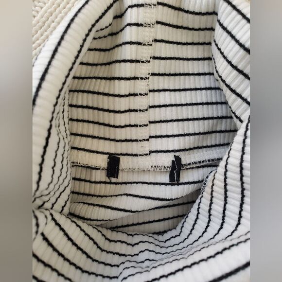 HALOGEN | Long Sleeve Striped Ribbed Turtleneck - [Small in Black/White] - Picture 10 of 11